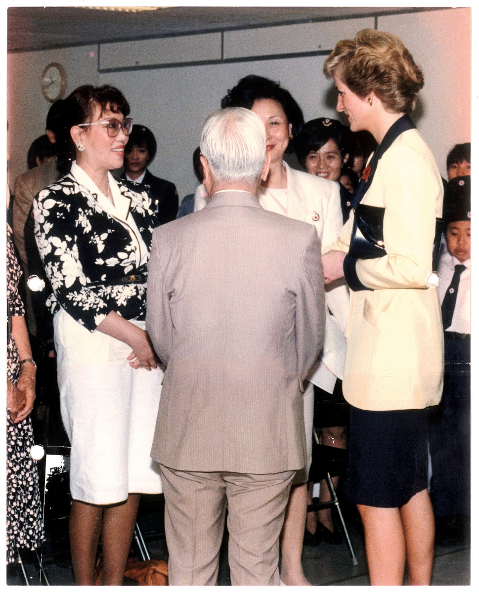 1989年時為香港紅十字會副總裁的黃錢其濂,招待當時仍未離婚的戴安娜皇妃。