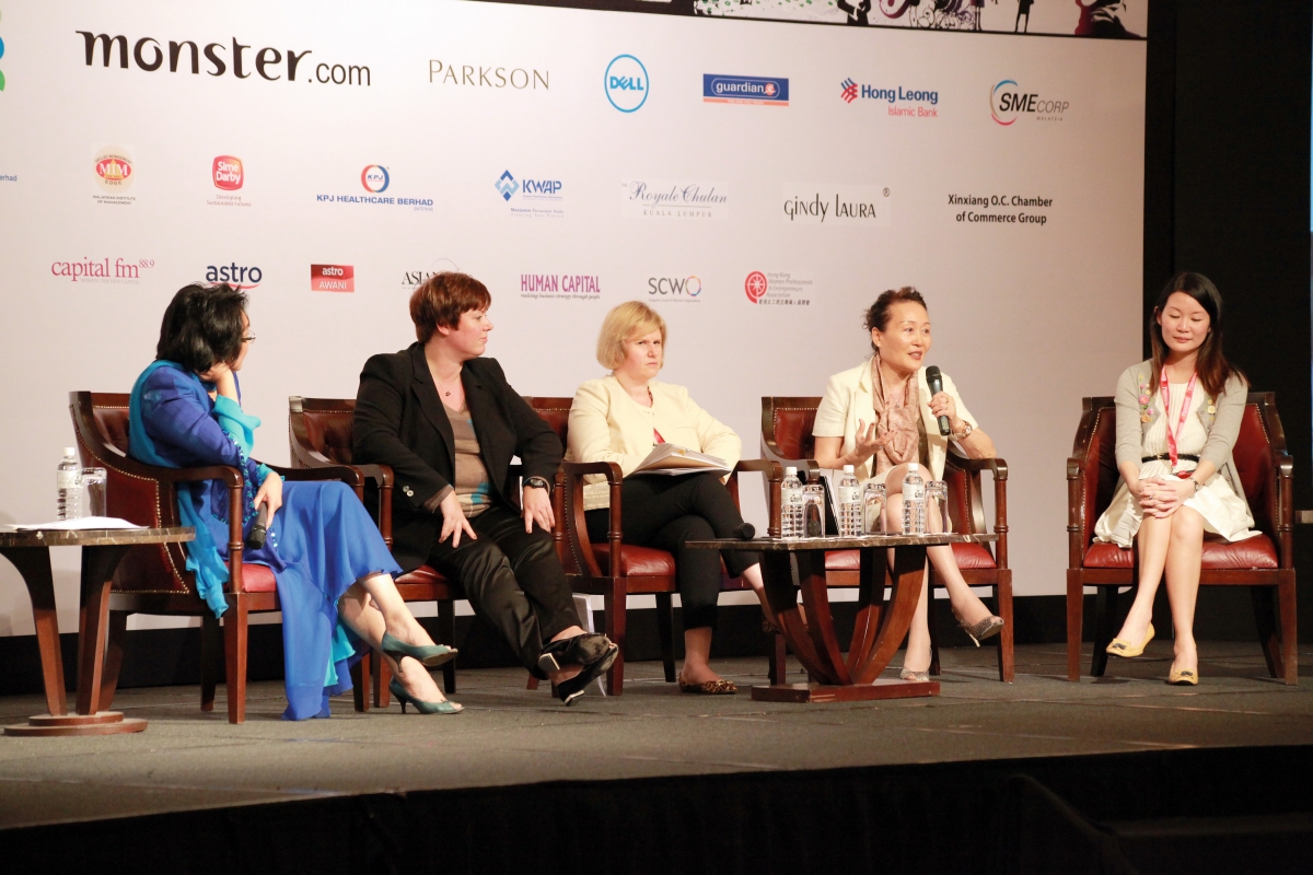 劉明明與國內外人士探討女性領導力。