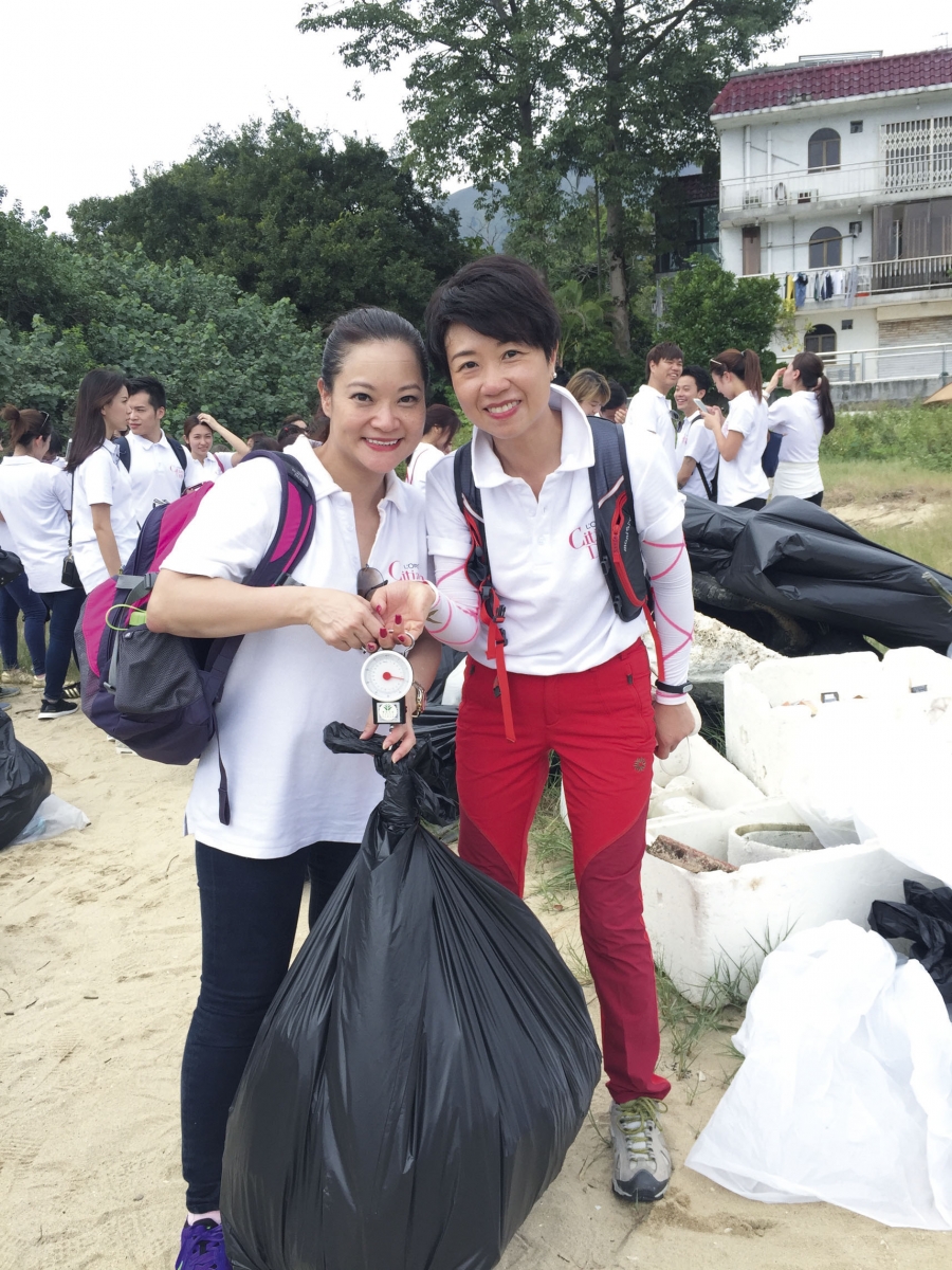 2016年,歐萊雅全球義工日踏入第7周年,Eva(左)與近400位同事參與清潔海岸活動,以實際行動保護自然環境,回饋社會。