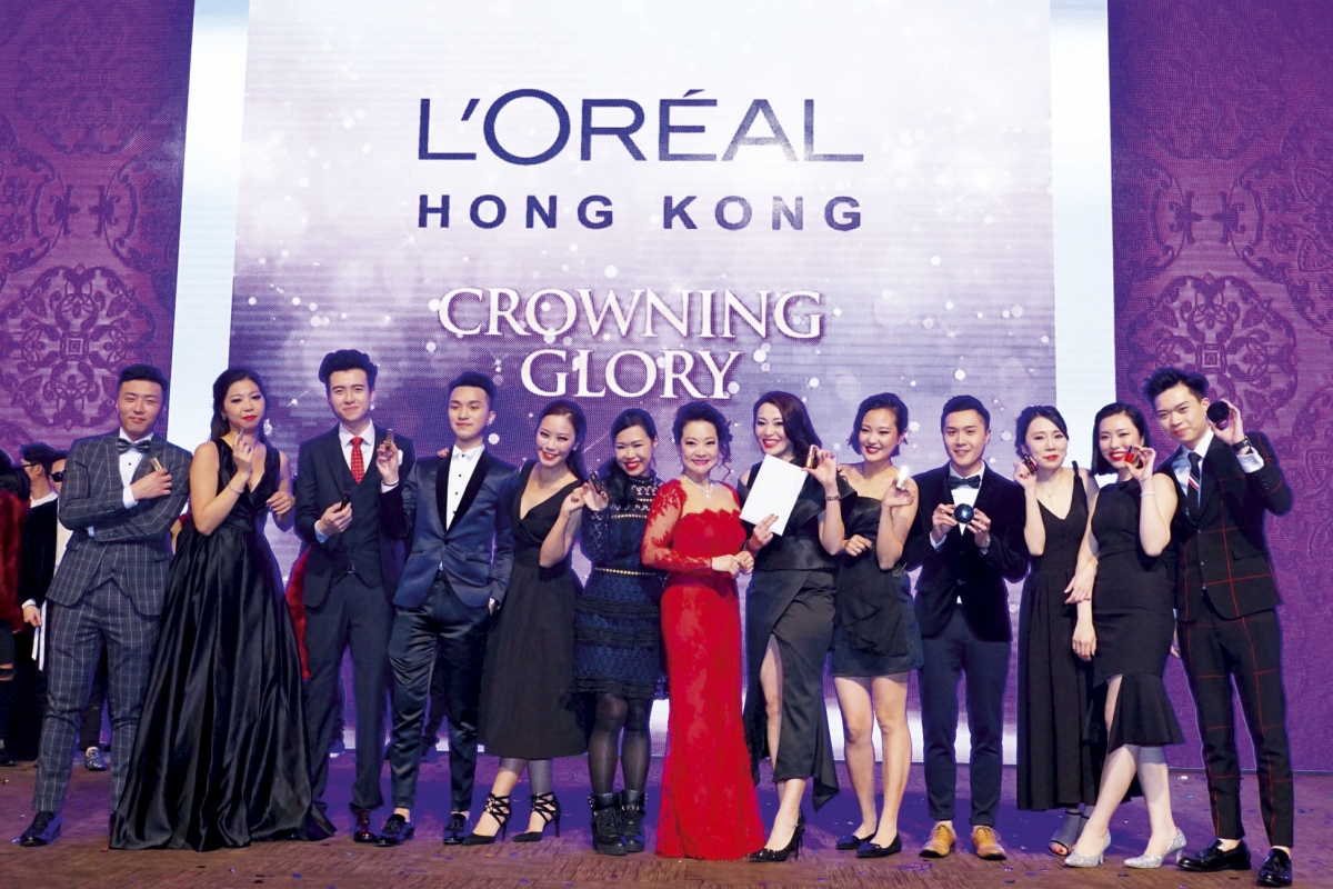 出席香港歐萊雅周年晚宴,與同事一同慶祝過去一年的辛勤成果。