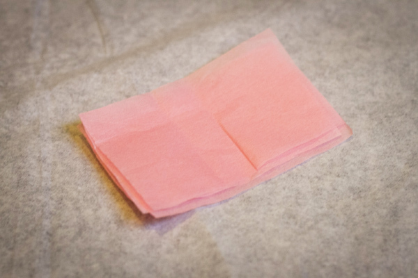 Step 1: 準備不同顏色的紙巾、剪刀、鐵絲。