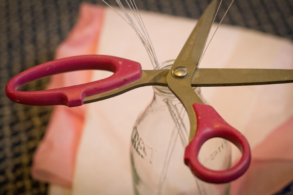 Step 1: 準備不同顏色的紙巾、剪刀、鐵絲。