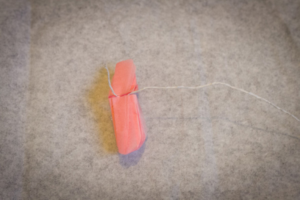 Step 4: 紙巾中間繞上鐵絲。