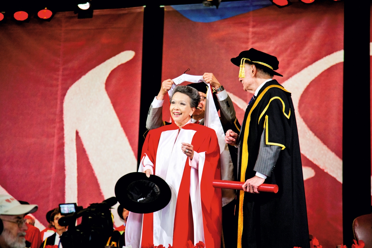 2011年接受麥吉爾大學榮譽學位。