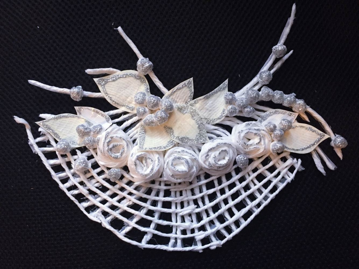 設計師以銀色閃粉膠水製作婚紗裝飾細節。