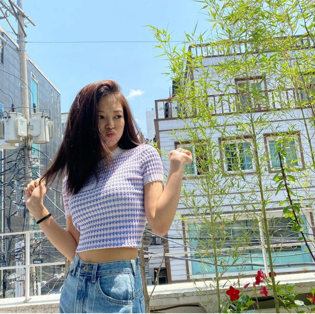 根本是「藍衣天使」！解構Jennie百變粉藍造型配搭