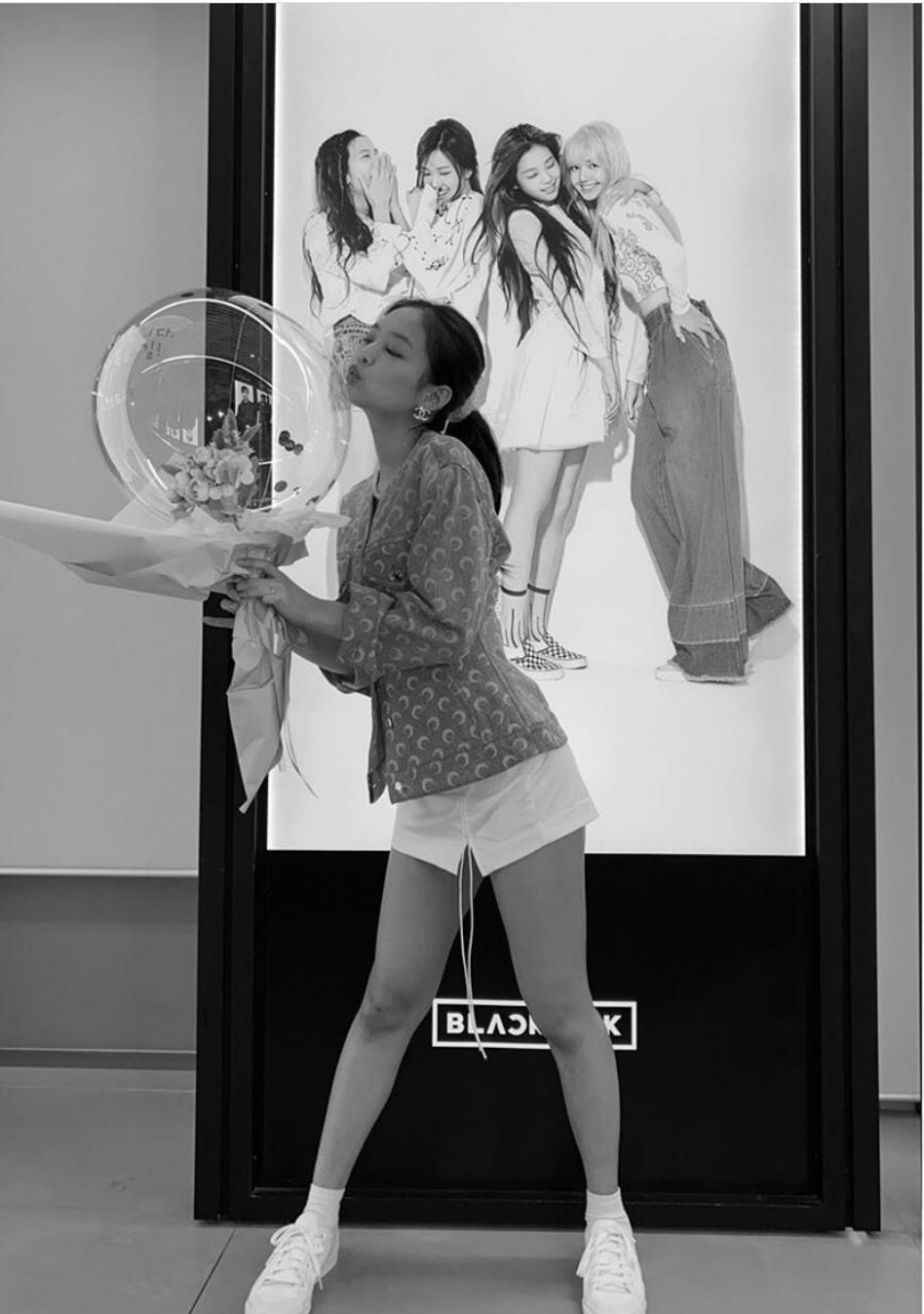 根本是「藍衣天使」！解構Jennie百變粉藍造型配搭