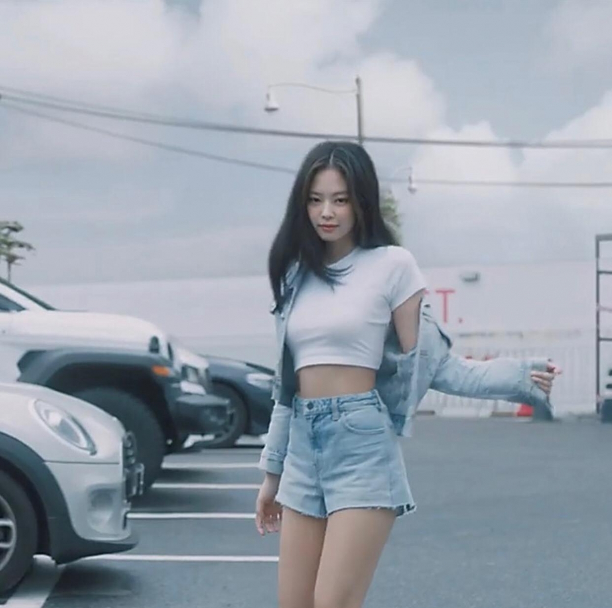 根本是「藍衣天使」！解構Jennie百變粉藍造型配搭