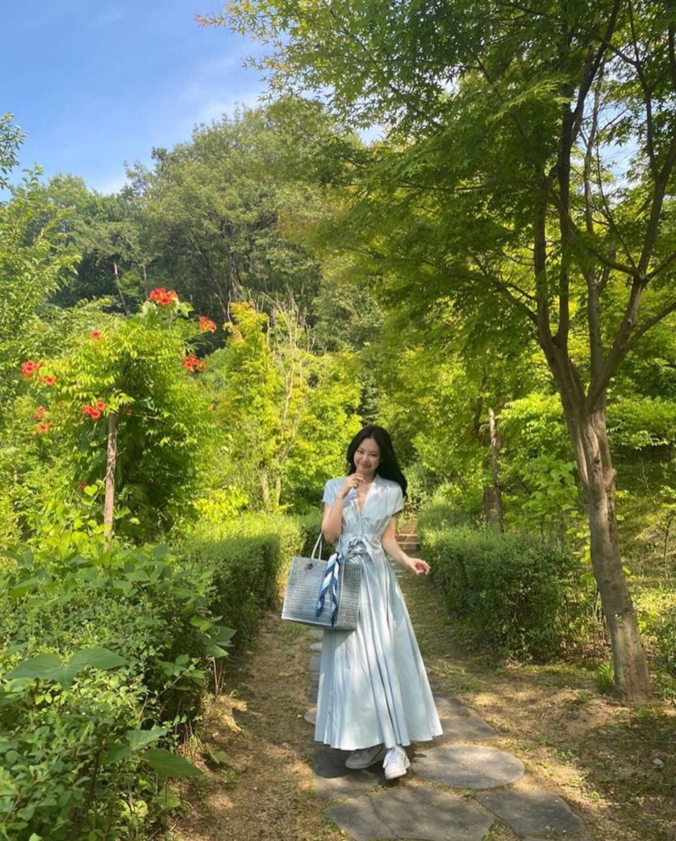 根本是「藍衣天使」！解構Jennie百變粉藍造型配搭