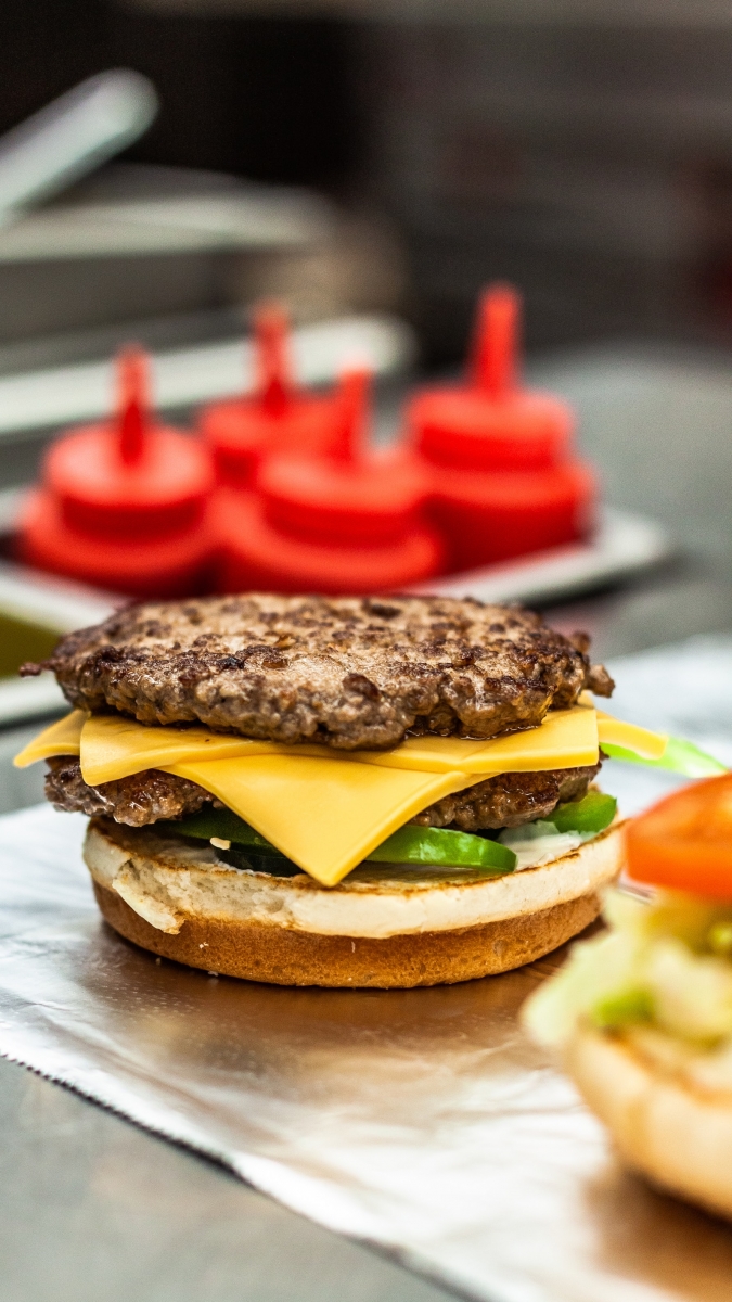 吃漢堡方式透露隱藏性格 專家:取走討厭食材的人擅長控制事物 吃漢堡方式透露隱藏性格 專家:取走討厭食材的人擅長控制事物