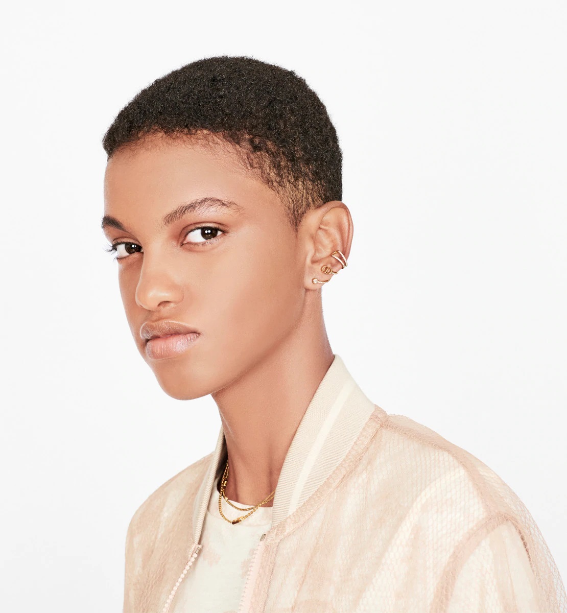 口罩帶常與耳環「糾纏不清」？推介10款防勾型貼耳精緻耳環